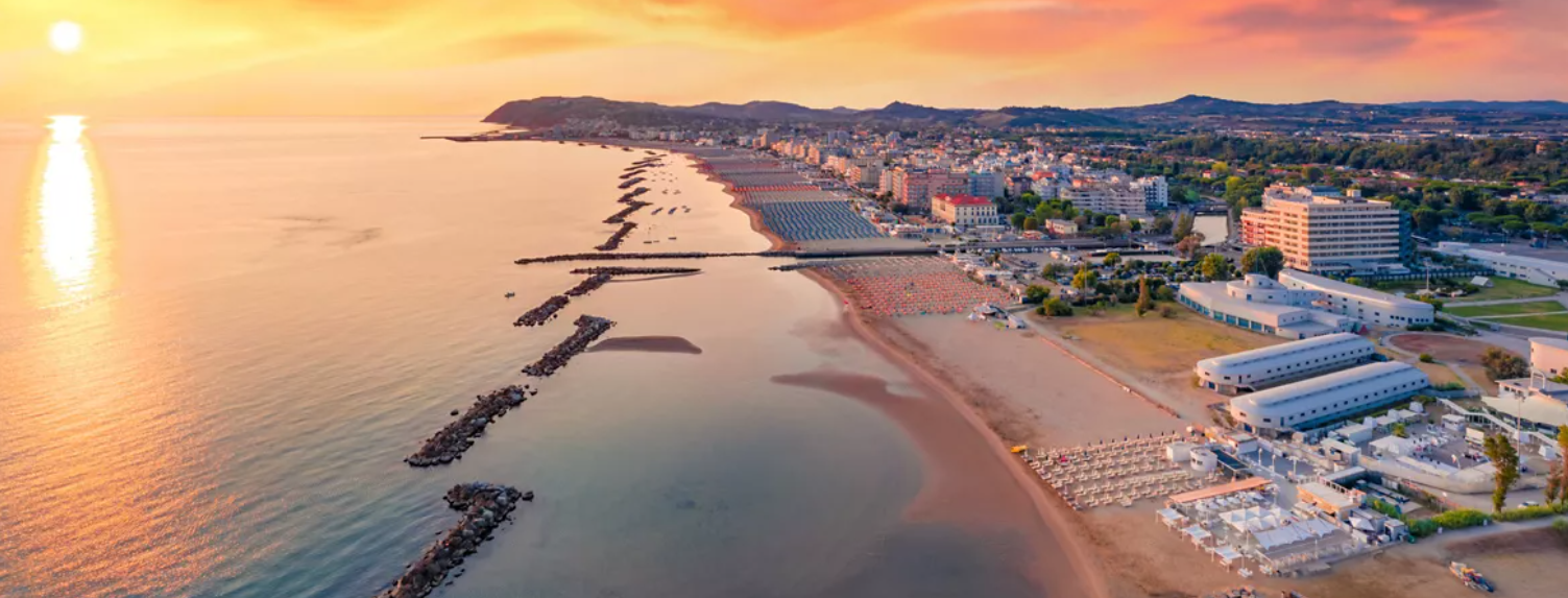 Foto dall'alto di Cattolica al tramonto